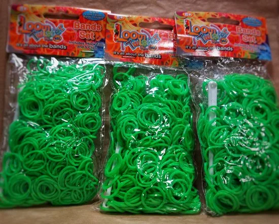 3 zakjes Loombandjes Loom Twister neon groen 3 x 600 bandjes inclusief haakjes en tool - foto 2